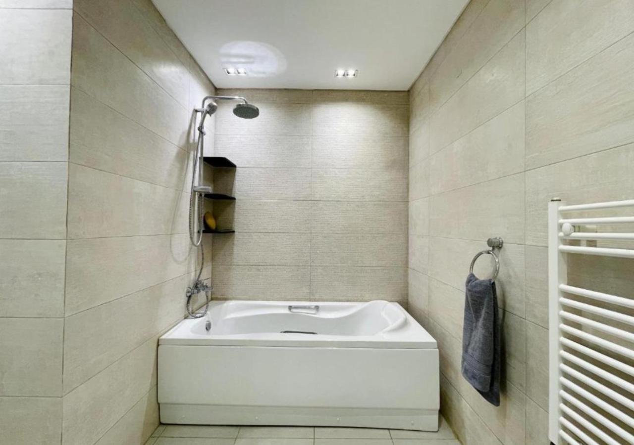 Stylish & Cozy 2br In New
